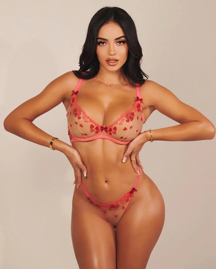 Mujer bogotana mostrando cómo gana dinero en OnlyFans desde su casa