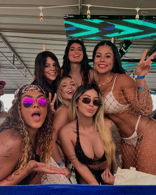 Modelos colombianas de OnlyFans tomándose una foto grupal juntas en Playa Blanca en Isla de Barú