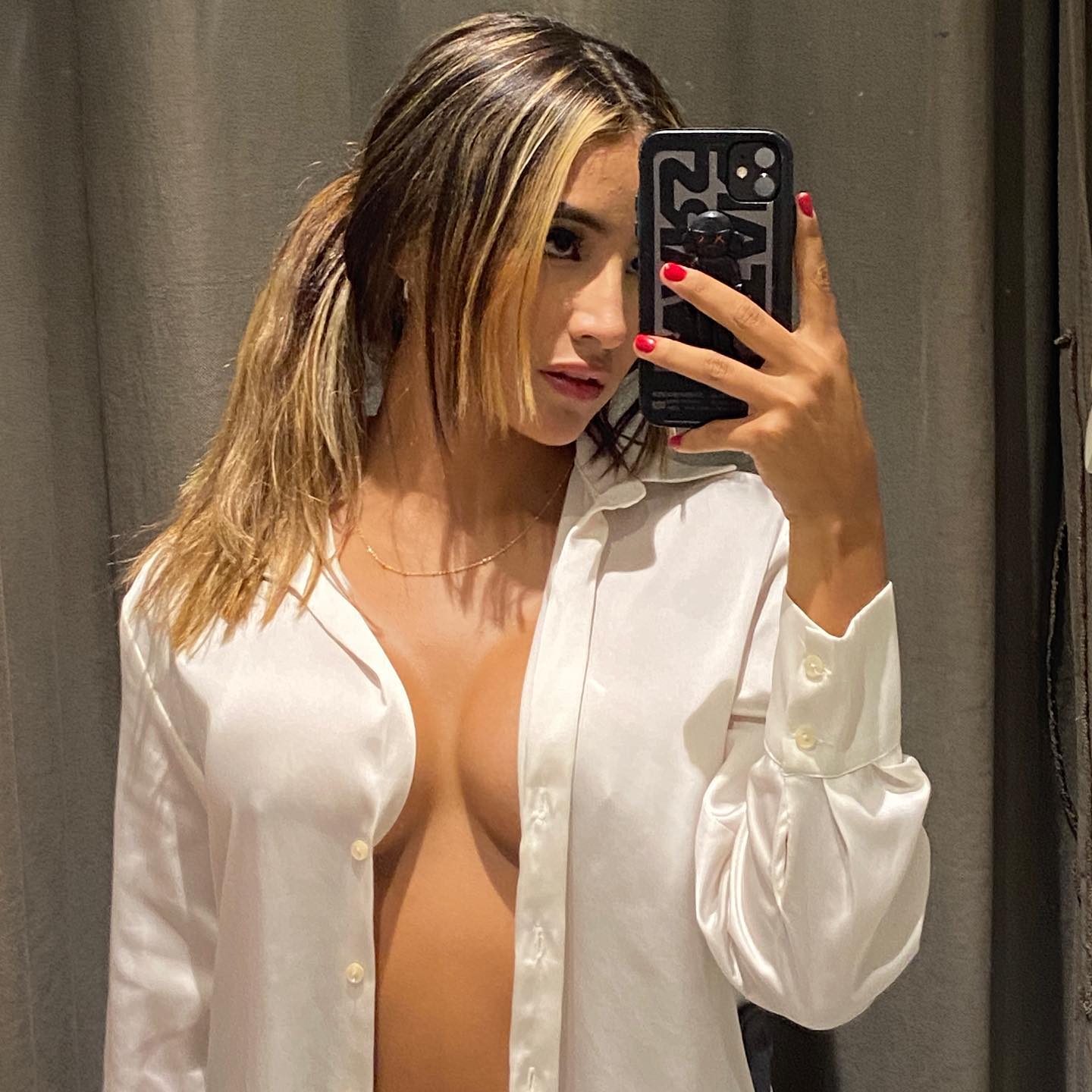Foto profesional de la modelo JulianaSpyder posando de forma sensual para contenido de OnlyFans Colombia