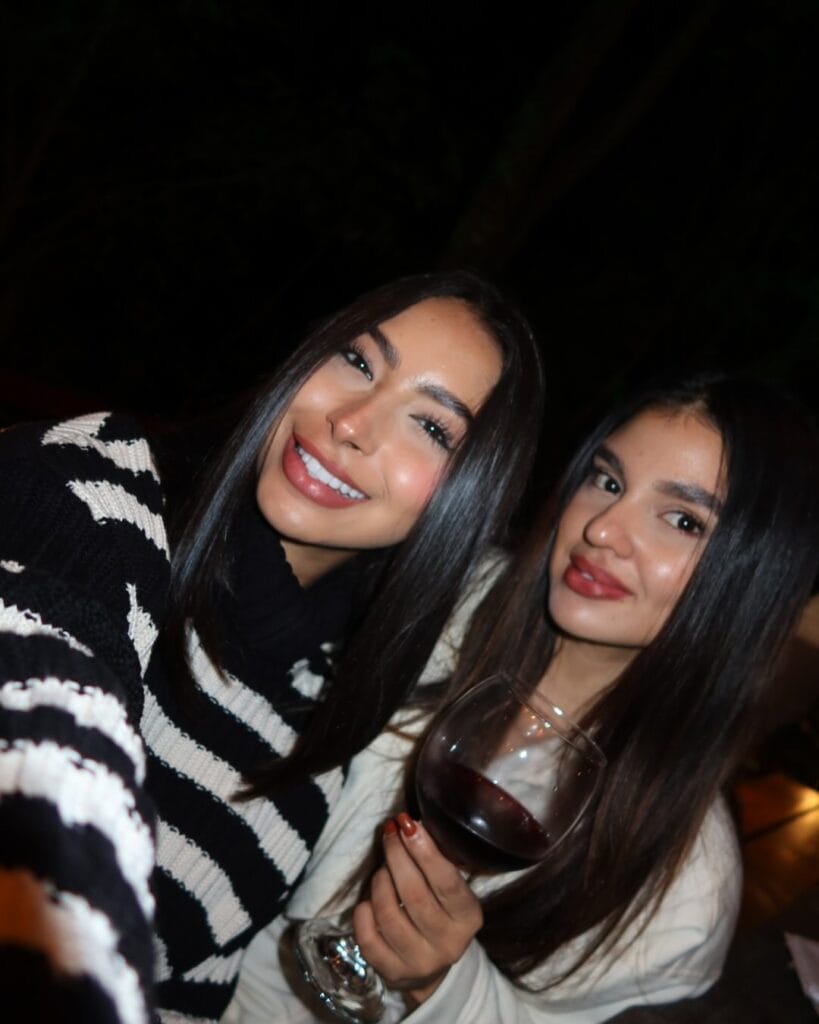 Daniela Antury y Steffy Moreno haciendo pizza