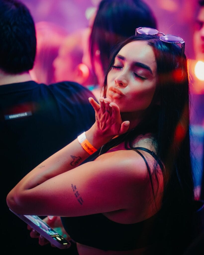 Mujeres dentro de un club colombiano con iluminación violeta