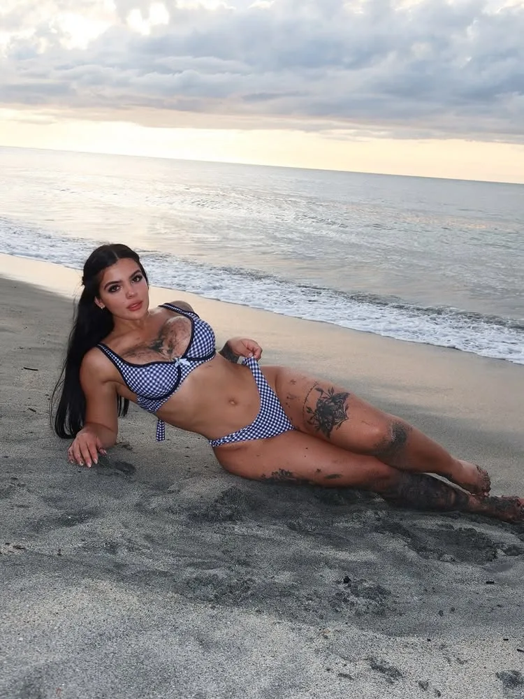Modelo revisando sus ingresos mensuales optimizados por una agencia de OnlyFans en Colombia.
