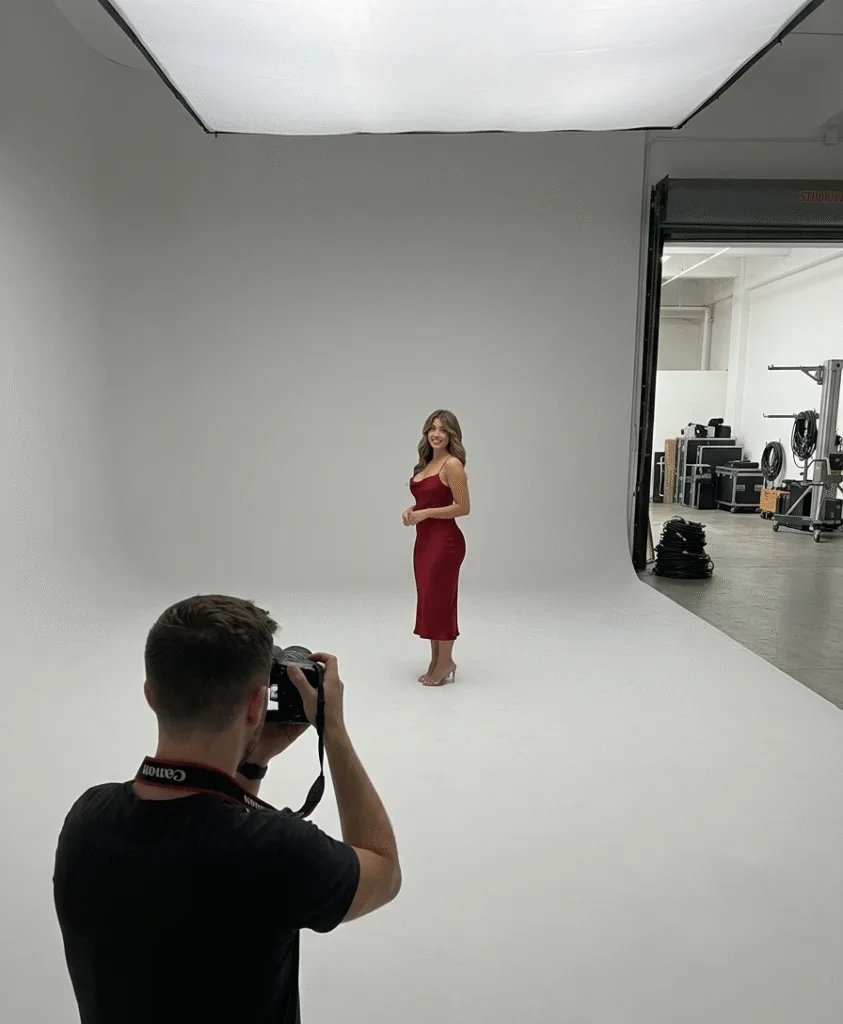 Agencia OnlyFans Medellín mostrando a una creadora de contenido trabajando en su teléfono, representando Onlyfans en Medellín, Onlyfans Colombia y oportunidades de como dinero en linea