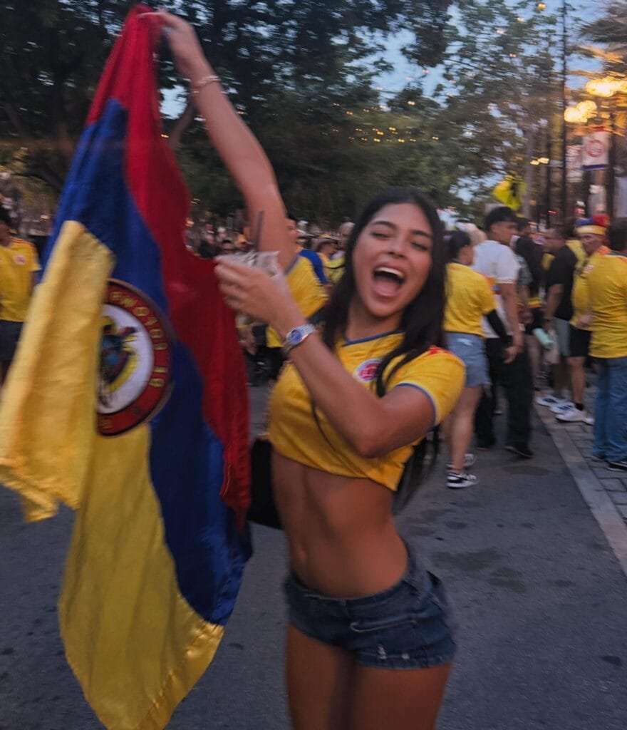 Creadora colombiana revisando sus ingresos con el apoyo de una agencia OnlyFans Colombia