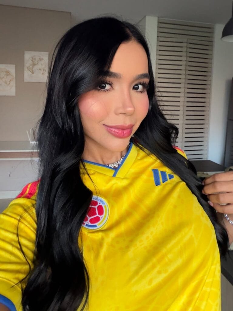 Equipo de una agencia modelos Colombia analizando métricas de creadoras en pantalla